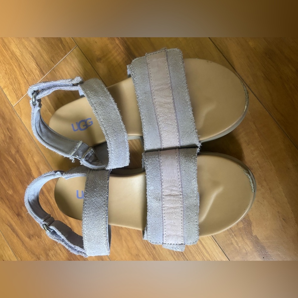 Ugg sandals. Sz 2 girls. Wicked fast shipping.